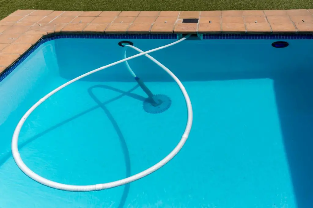 How Does a Pool Vacuum Work